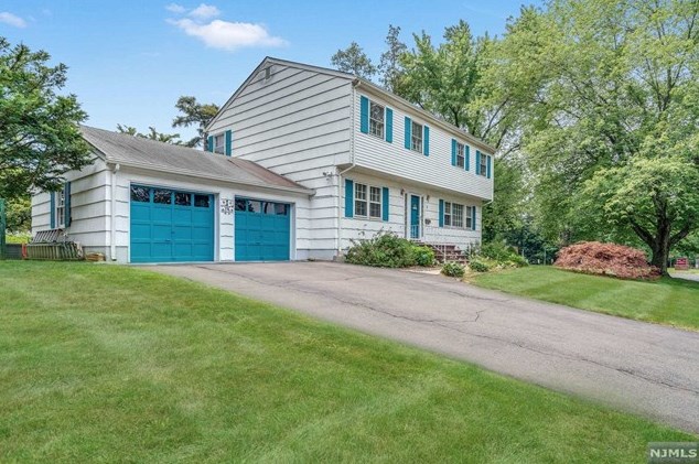 2 Baldin Dr, Midland Pk, NJ 07432-1510