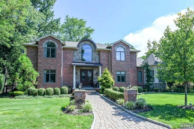 12 Willow Dr, Englewood, NJ 07632