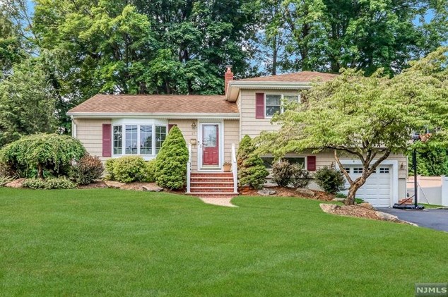 27 Parker Dr, Emerson, NJ 07630-1019
