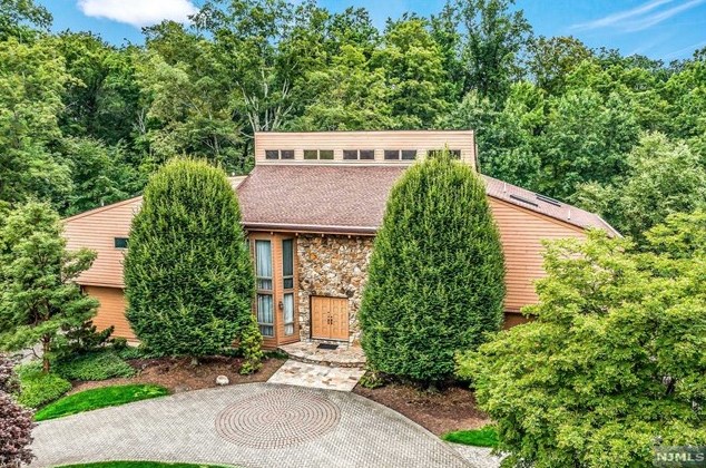 49 Gristmill Ln, Upper Saddle River, NJ 07458