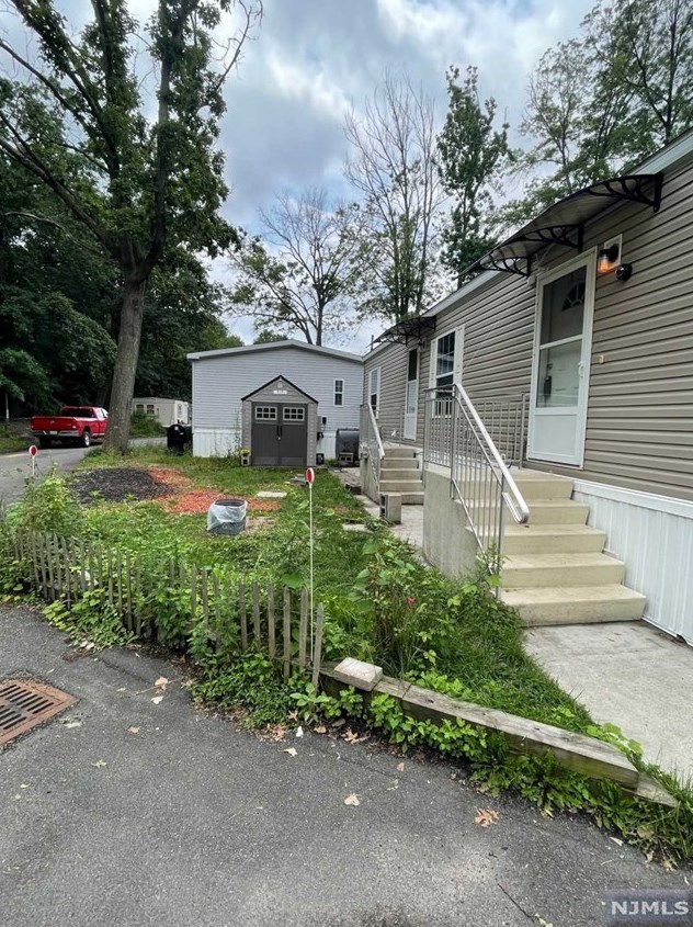 14 E 4th St, Moonachie, NJ 07074