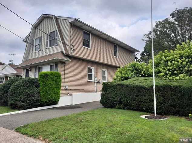 322 7th St, Saddle Brook, NJ 07663-6308