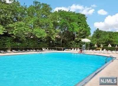 523 Teal Plz, Secaucus NJ  07094-2217 exterior