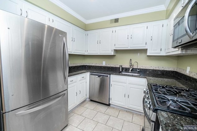 523 Teal Plz, Secaucus NJ  07094-2217 exterior