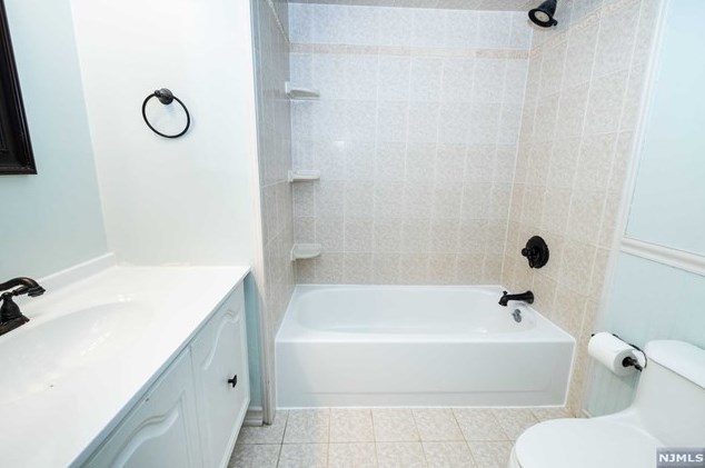 523 Teal Plz, Secaucus NJ  07094-2217 exterior