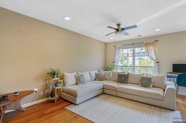 13 Redwood St, Jersey City, NJ 07305