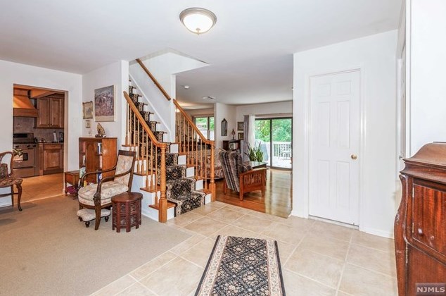 25 Bentley Dr, Franklin Lakes, NJ 07417