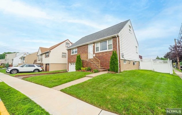 1018 Gillis Pl, Secaucus NJ  07094-4218 exterior