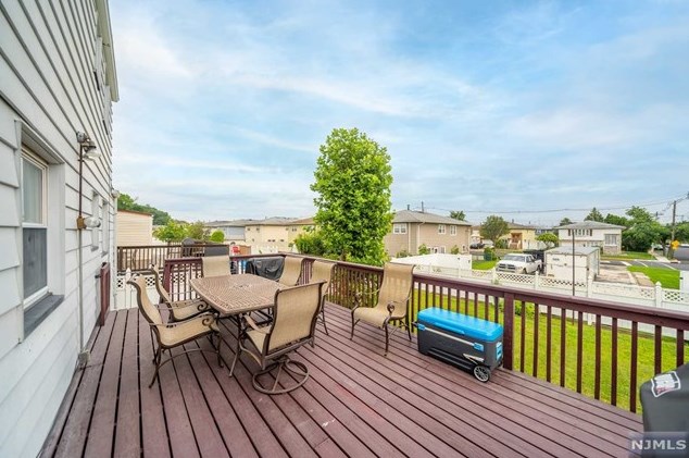 1018 Gillis Pl, Secaucus NJ  07094-4218 exterior