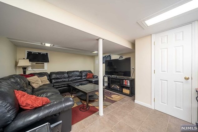 1018 Gillis Pl, Secaucus NJ  07094-4218 exterior