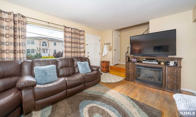 1018 Gillis Pl, Secaucus NJ  07094-4218 exterior