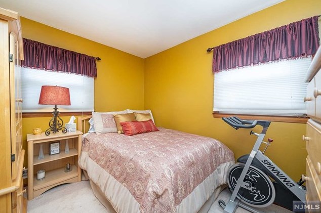 1018 Gillis Pl, Secaucus NJ  07094-4218 exterior
