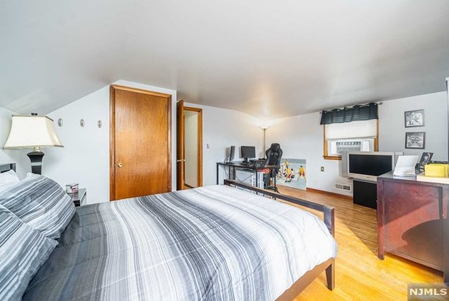 1018 Gillis Pl, Secaucus NJ  07094-4218 exterior