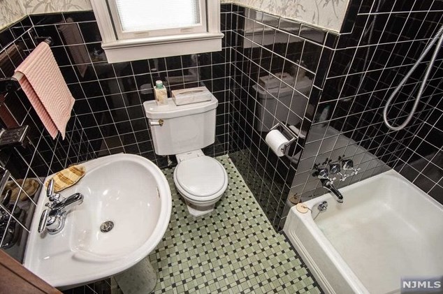 311 Viviney St, Elmwood Park NJ  07407-2122 exterior