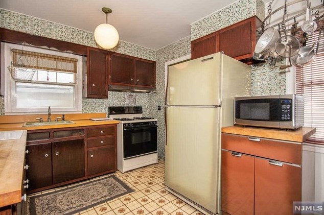 311 Viviney St, Elmwood Park NJ  07407-2122 exterior