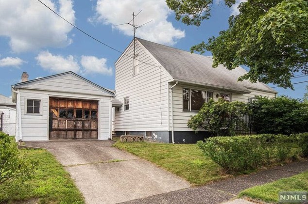 311 Viviney St, Elmwood Park NJ  07407-2122 exterior