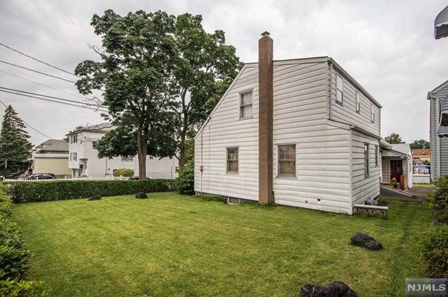 311 Viviney St, Elmwood Park NJ  07407-2122 exterior