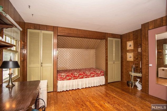 311 Viviney St, Elmwood Park NJ  07407-2122 exterior