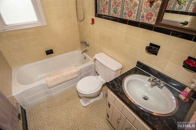 311 Viviney St, Elmwood Park NJ  07407-2122 exterior