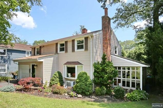 49 Campbell St, Waldwick, NJ 07463-2403