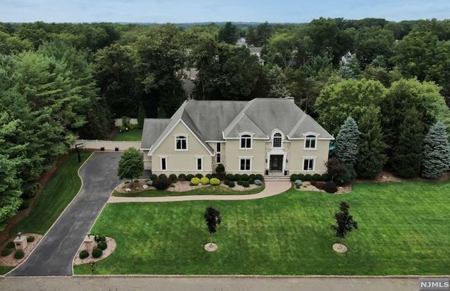 1 Pine Grove Ct, Westwood, NJ 07675-6869