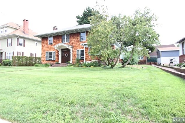 272 Hamilton Pl, Hackensack, NJ 07601-3615