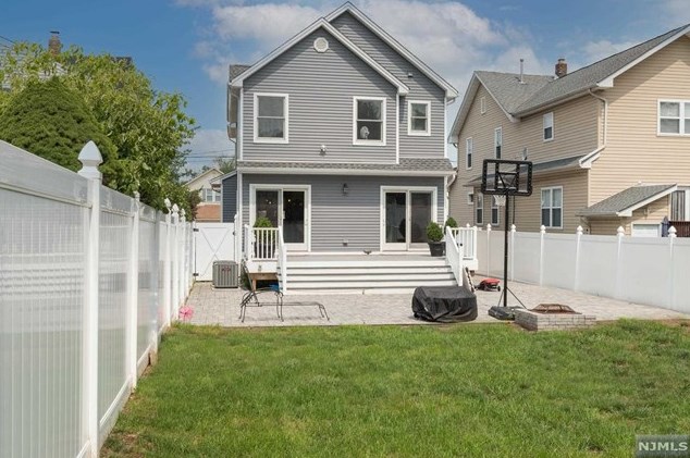 276 Watson Ave, Lyndhurst NJ  07071-1829 exterior