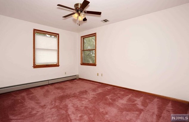 1 Lincoln Ave, Elmwood Park NJ  07407-1614 exterior