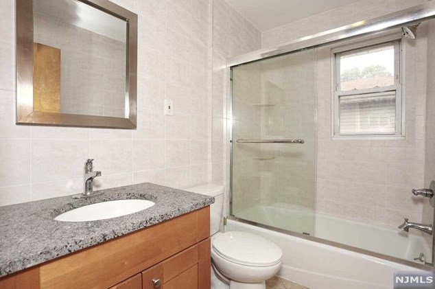 1 Lincoln Ave, Elmwood Park NJ  07407-1614 exterior