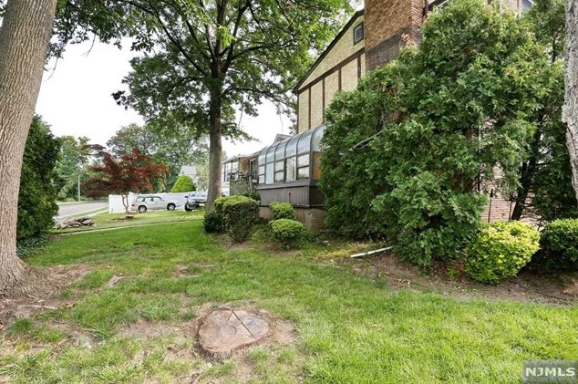 1 Lincoln Ave, Elmwood Park NJ  07407-1614 exterior