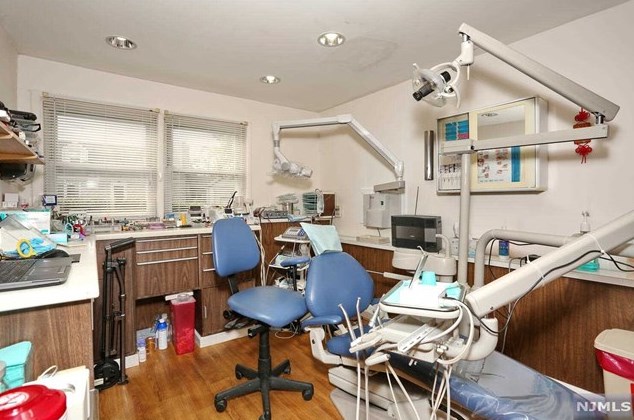 1 Lincoln Ave, Elmwood Park NJ  07407-1614 exterior