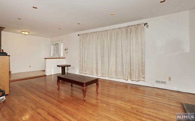 1 Lincoln Ave, Elmwood Park NJ  07407-1614 exterior