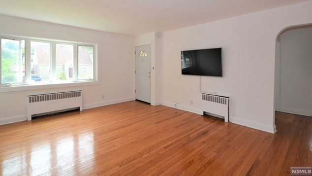 187 9th St #1st Fl, Fairview, NJ 07022