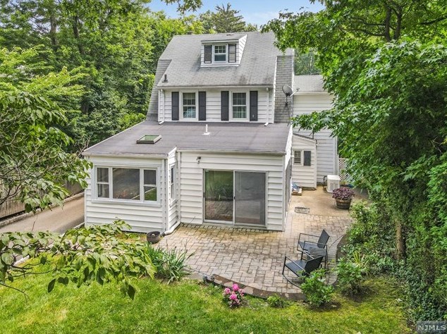 79 Park St, Tenafly, NJ 07670-1123