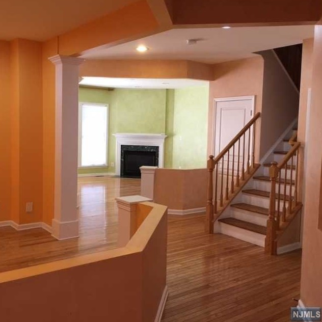 112 Scarlet Oak Ln, Paramus, NJ 07652