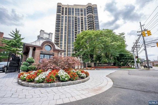 54 Kings Ct, West Fort Lee, NJ 07024-1811