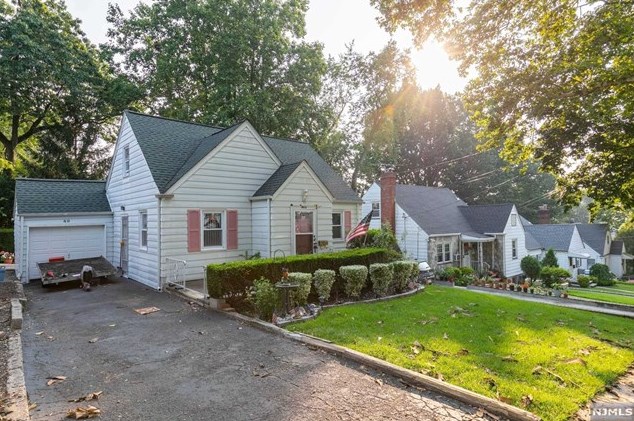 40 Jefferson Ave, Hasbrouck Heights, NJ 07604