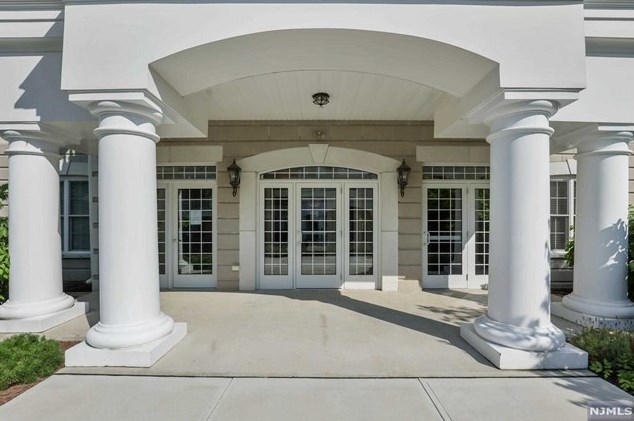 61 Four Seasons Dr, West Caldwell, NJ 07006-6134