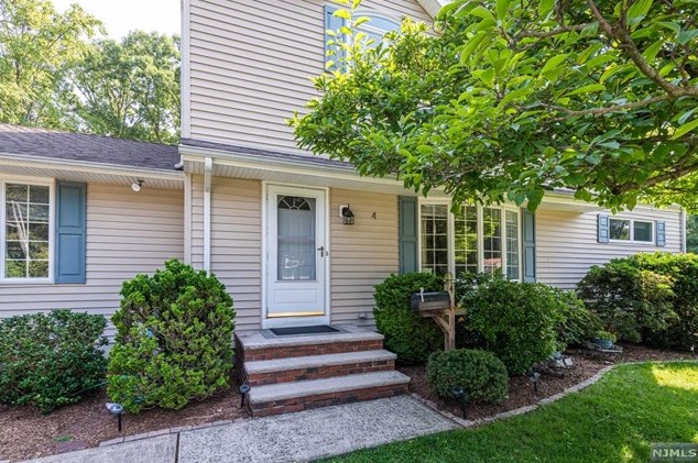 4 Stevens Pl, Oakland, NJ 07436