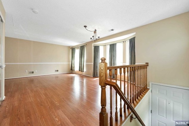 1309 Persimmon Ct, Mahwah, NJ 07430
