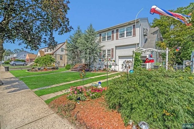 72 Dyer Ave, South Hackensack, NJ 07606