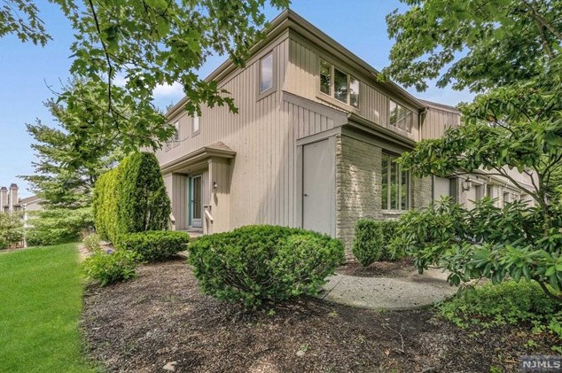 573 Laramie Ln, Mahwah, NJ 07430