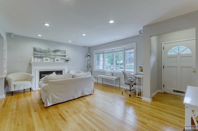 230 Pinelynn Rd, Ridgewood, NJ 07452