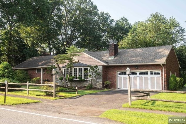 151 Wyckoff Ave, Wyckoff, NJ 07481-2548