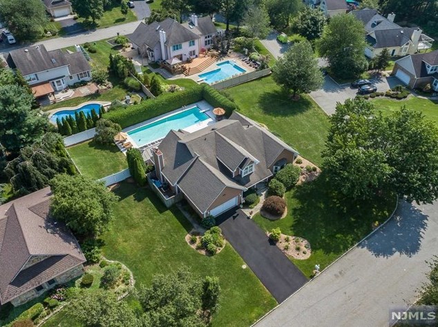 27 Lowell Dr, Wayne, NJ 07470-8407