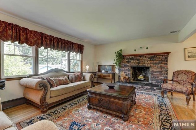 1 Kiowa Terrace, Oakland, NJ 07436