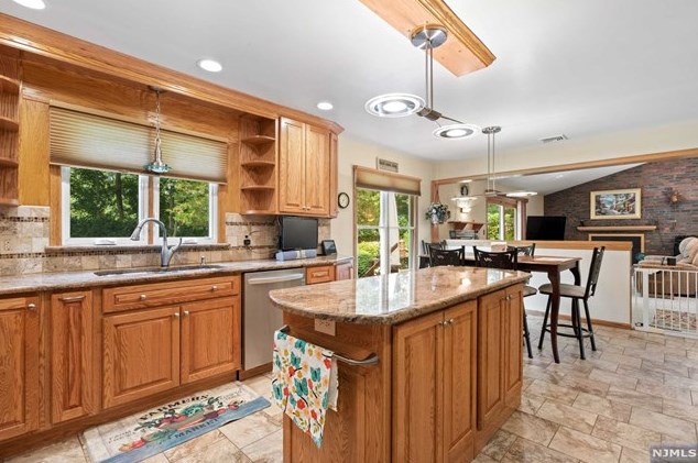 388 Hillview Terrace, Franklin Lakes, NJ 07417
