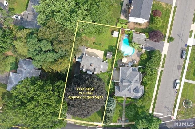 244 County Rd, Cresskill, NJ 07626