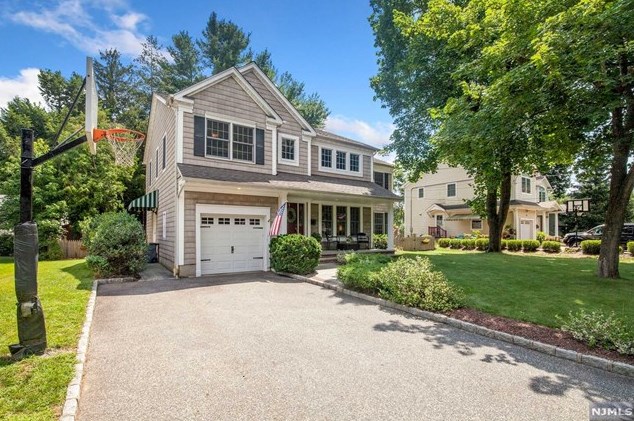 24 Holly Ln, Cresskill, NJ 07626