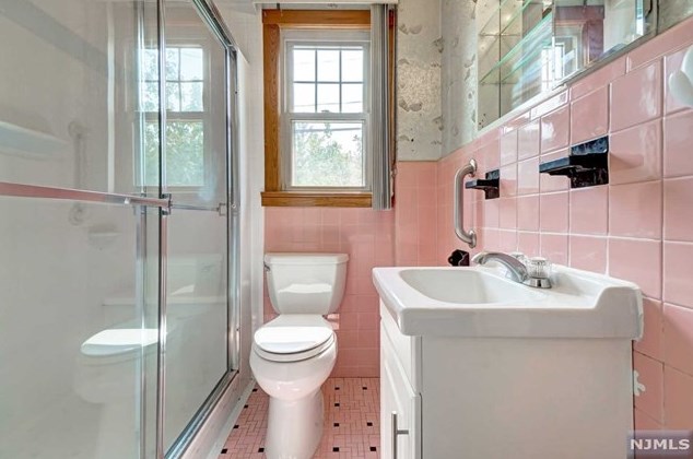 683 Teneyck Ave, Lyndhurst NJ 07071-2824 exterior